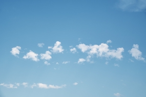 蓝色天空白色浮云图片